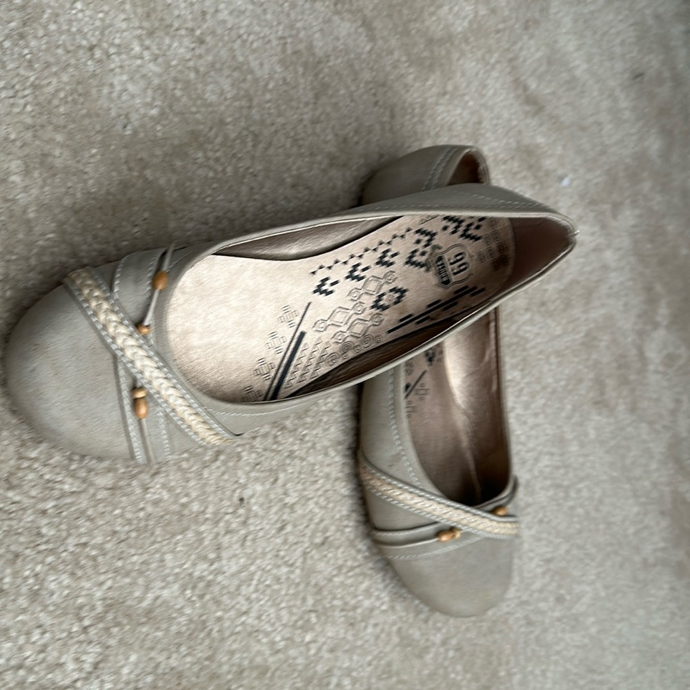 Women’s flats